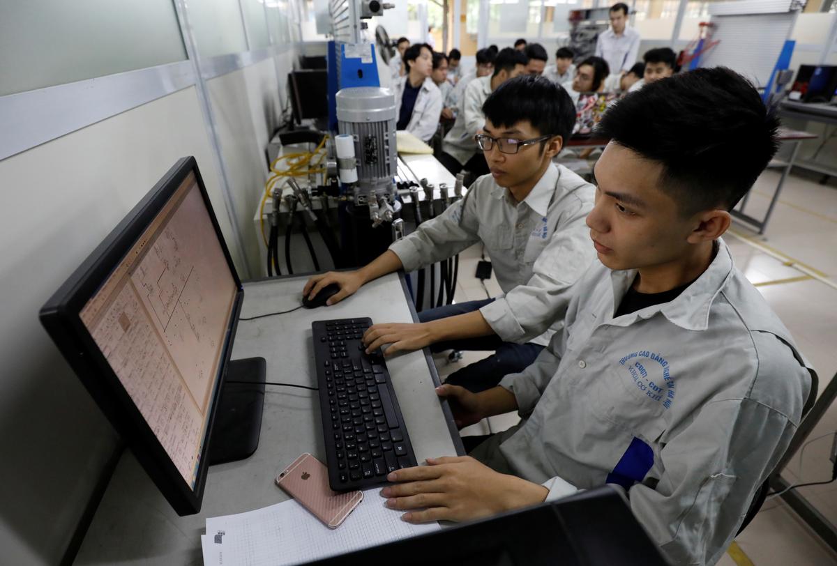 Students practise at a lab of an industrial vocational training college in Hanoi, Vietnam October 9, 2019. Picture taken October 9, 2019. Photo: Reuters