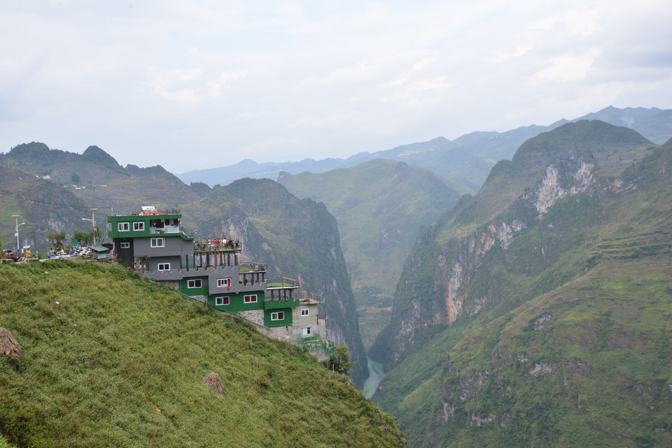 The Ma Pi Leng Panorama building is seen in green exterior on Ma Pi Leng mountain pass in Ha Giang Province, Vietnam, as of October 11, 2019. Photo: Vu Tuan / Tuoi Tre