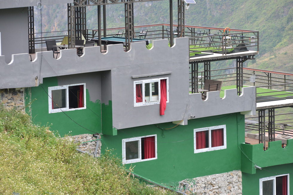 The Ma Pi Leng Panorama building is seen in green exterior on Ma Pi Leng mountain pass in Ha Giang Province, Vietnam, as of October 11, 2019. Photo: Vu Tuan / Tuoi Tre