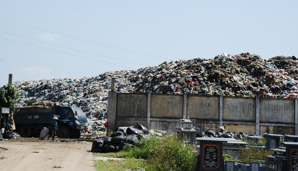 Mountains of trash are seen at the Cam Ha garbage dump in Hoi An City, Quang Nam Province in central Vietnam on October 11, 2019. Photo: Le Trung / Tuoi Tre