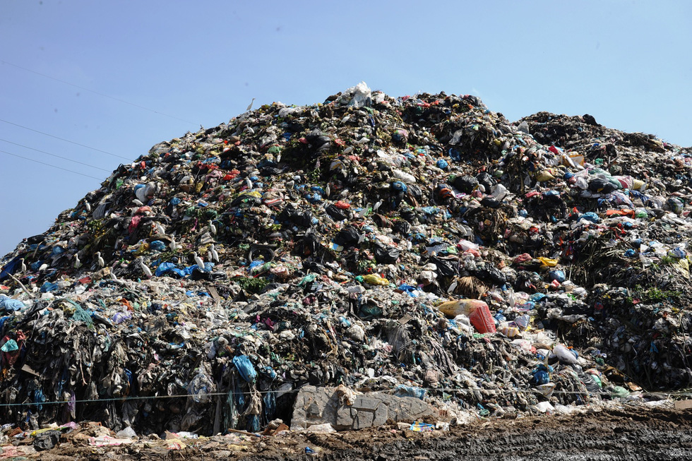 Mountains of trash are seen at the Cam Ha garbage dump in Hoi An City, Quang Nam Province in central Vietnam on October 11, 2019. Photo: Le Trung / Tuoi Tre