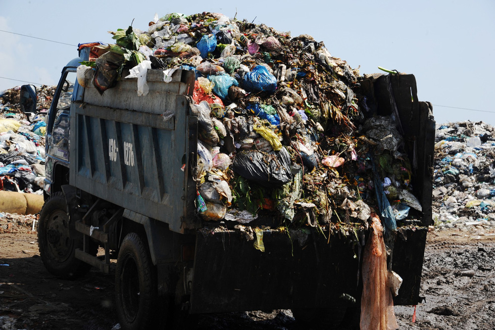 A garbage truck dumps trash at the Cam Ha garbage dump in Hoi An City, Quang Nam Province in central Vietnam on October 11, 2019. Photo: Le Trung / Tuoi Tre