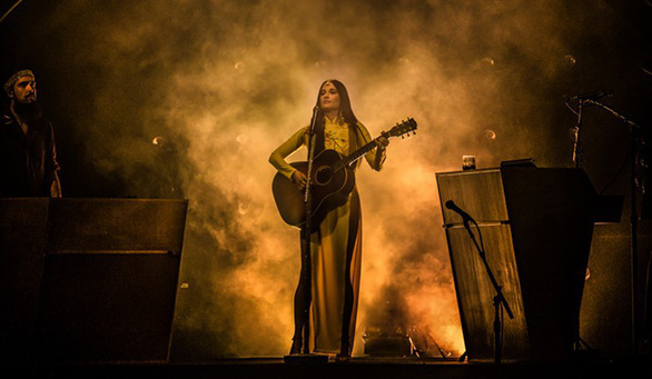 American singer Kacey Musgraves performs at a concert in Dallas, Texas wearing the Vietnamese long gown ‘ao dai’ without trousers. Photo: Dallas Observer