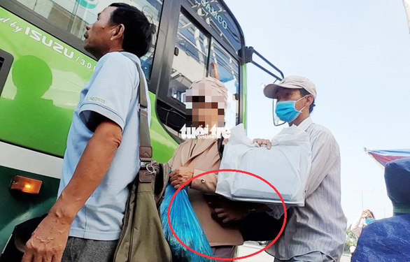 Pickpocket gang caught on camera stealing from bus riders in Ho Chi ...