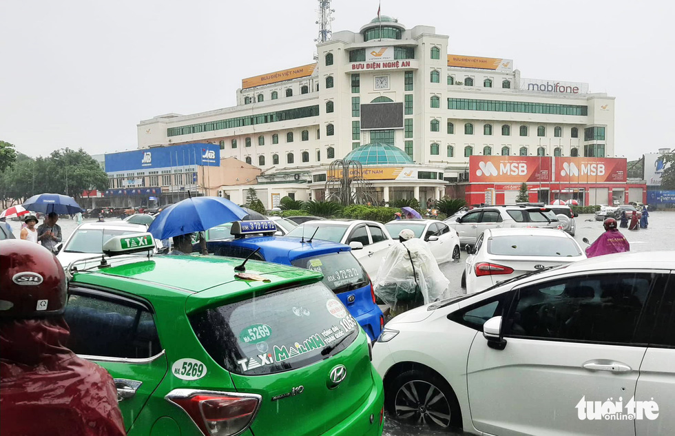 Inundation worsens traffic congestion in Vinh City.