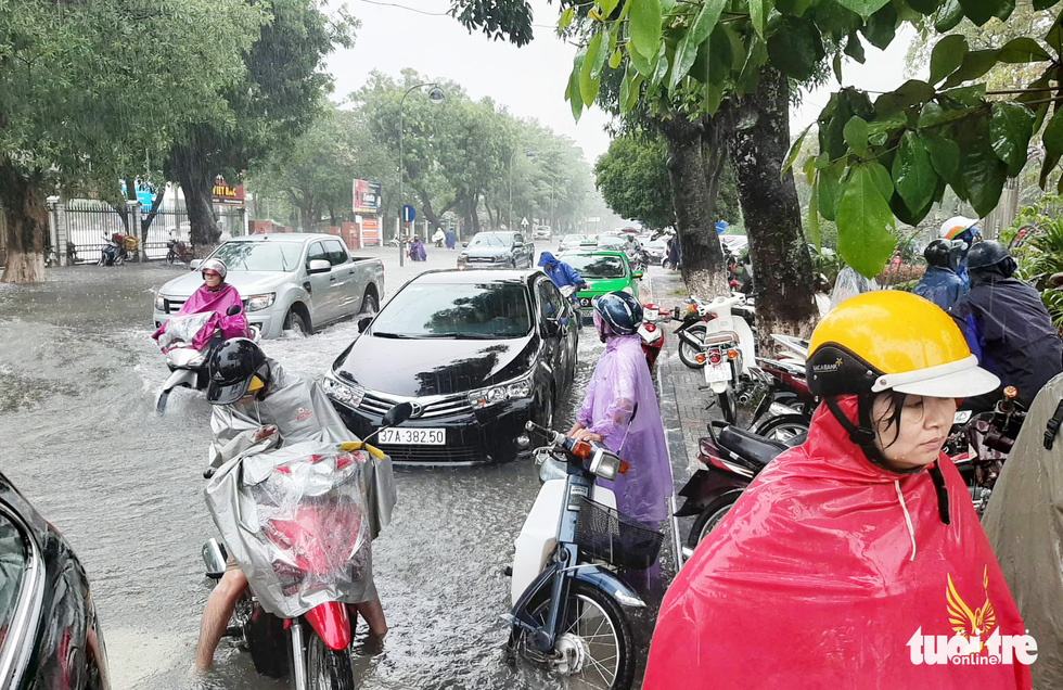 Vehicles break down due to flooding in Vinh City.