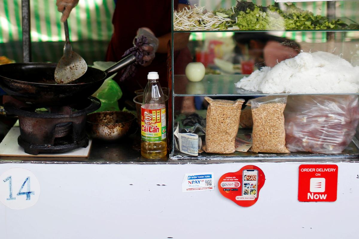 Mobile e-payment logos are seen at a street food stall in Ho Chi Minh City in Vietnam, October 15, 2019. Photo: Reuters