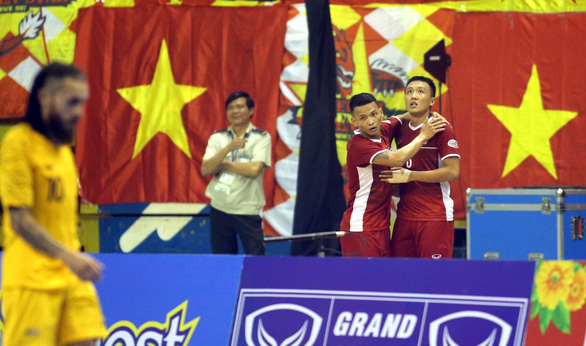 Vietnamese players celebrate after scoring a goal against Australia in the opener of the 2019 AFF Futsal Championship in Ho Chi Minh City, Vietnam, October 21, 2019. Photo: N.K. / Tuoi Tre