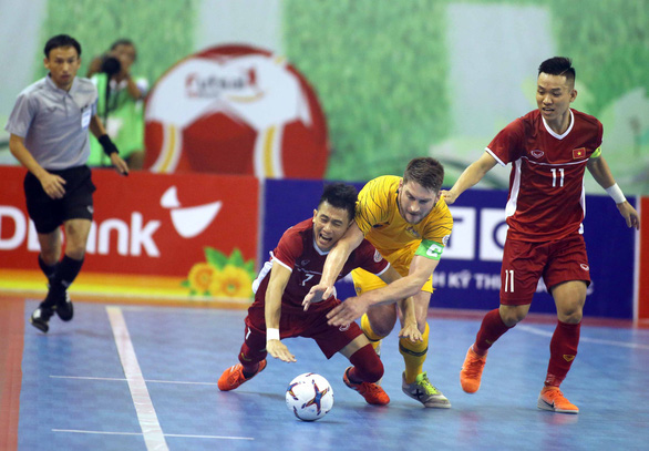 Vietnamese and Australian players vie for possession during their teams' opening match of the 2019 AFF Futsal Championship in Ho Chi Minh City, Vietnam. Photo: N.K. / Tuoi Tre