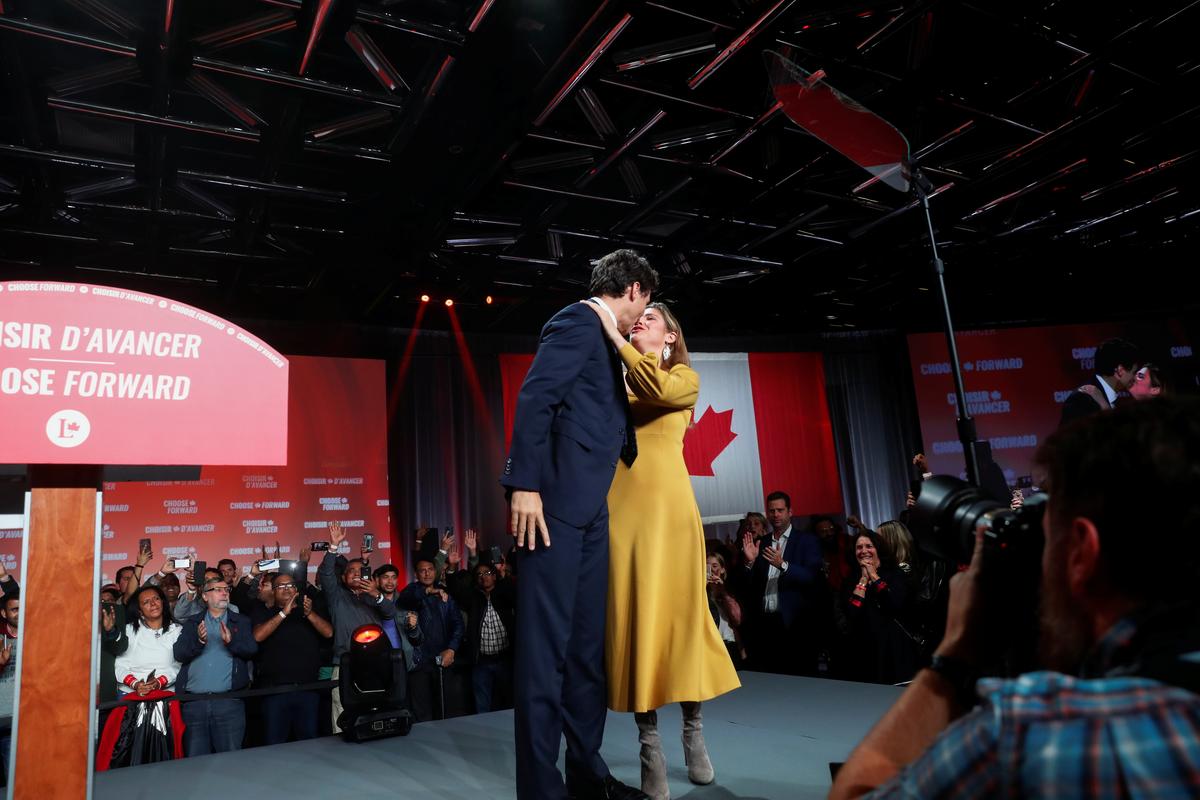 Liberal leader and Canadian Prime Minister Justin Trudeau kisses his wife Sophie Gregoire Trudeau after the federal election at the Palais des Congres in Montreal, Quebec, Canada October 22, 2019. Photo: Reuters