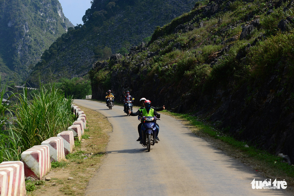 A group of young people ride motorbikes from Hanoi to Ha Giang. Photo: Quang Dinh / Tuoi Tre