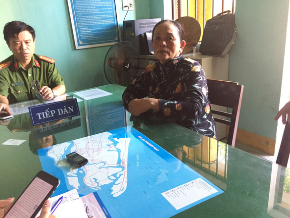 Nguyen Thi Gio works with police officers in Hoi An City, located in the central province of Quang Nam on October 23, 2019. Photo: B.D / Tuoi Tre