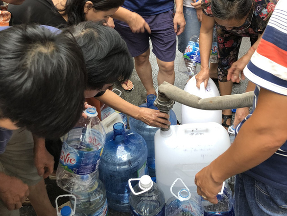 Residents affected by the polluted tap water episode wait for their turn to receive fresh water in mid-October. Photo: Tuoi Tre
