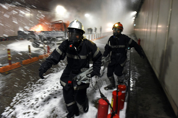 Firefighters participate in a fire drill at the Saigon River Tunnel in Ho Chi Minh City on October 27, 2019. Photo: Duyen Phan / Tuoi Tre