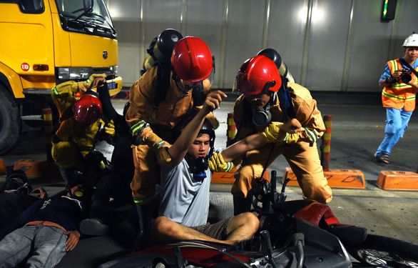 Firemen rescue a ‘victim’ during a fire drill at the Saigon River Tunnel in Ho Chi Minh City on October 27, 2019. Photo: Duyen Phan / Tuoi Tre