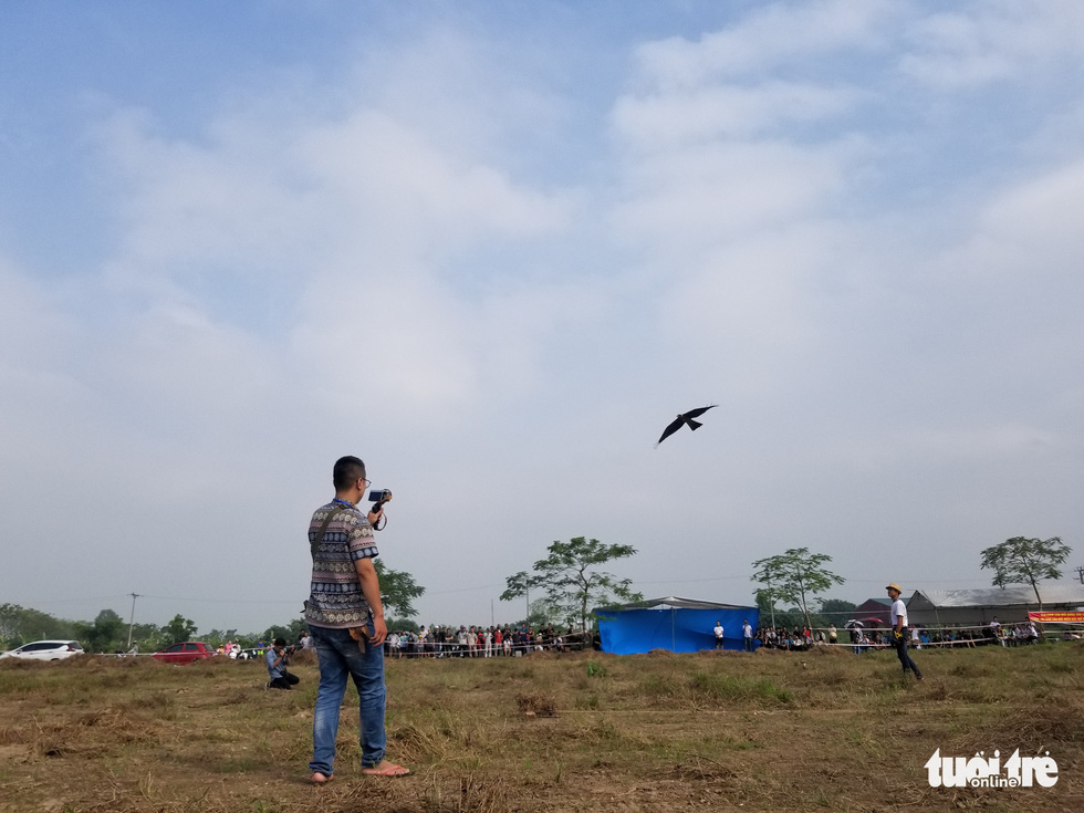 A raptor performs tasks during the 5th Northern Vietnam Birds of Prey Contest in Hanoi, October 27, 2019. Photo: Ha Thanh / Tuoi Tre