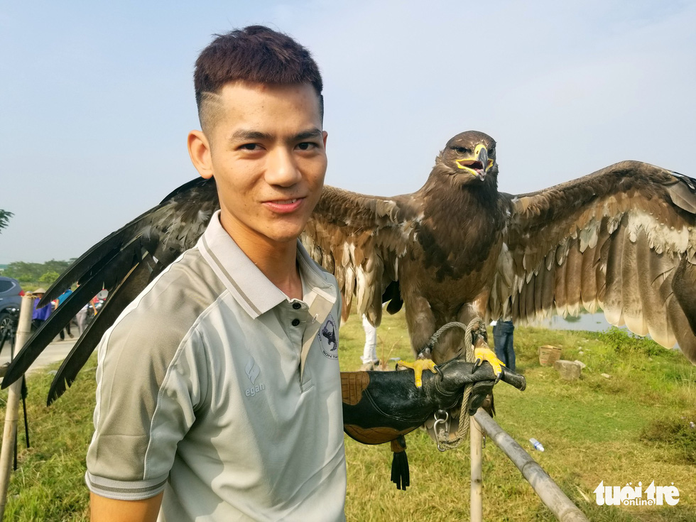 Trainer Nguyen Quang Tuy, 23, handles a steppe eagle during the 5th Northern Vietnam Birds of Prey Contest in Hanoi, October 27, 2019. Photo: Ha Thanh / Tuoi Tre