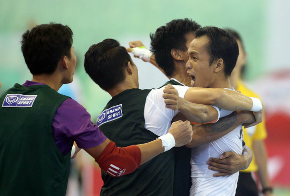 Myanmar players celebrate an equalizer against Vietnam in their third-place play-off at the 2019 AFF Futsal Championship in Ho Chi Minh City, October 27, 2019. Photo: Nguyen Khoi / Tuoi Tre