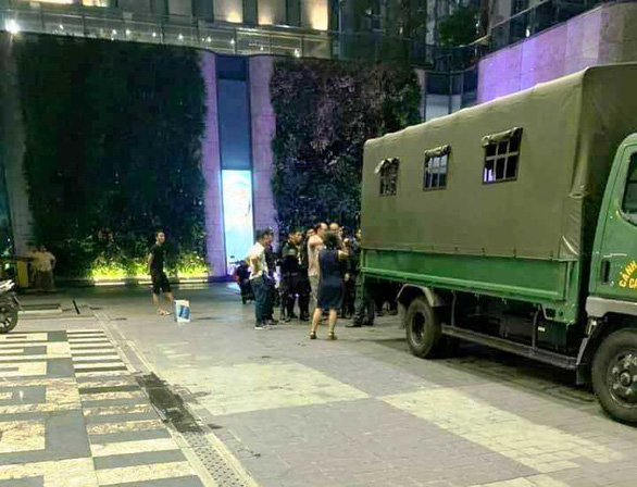 Mobile police task forces respond to a hostage situation in the Landmark 81 skyscraper in Binh Thanh District, Ho Chi Minh City. Photo: Tuoi Tre Contributor
