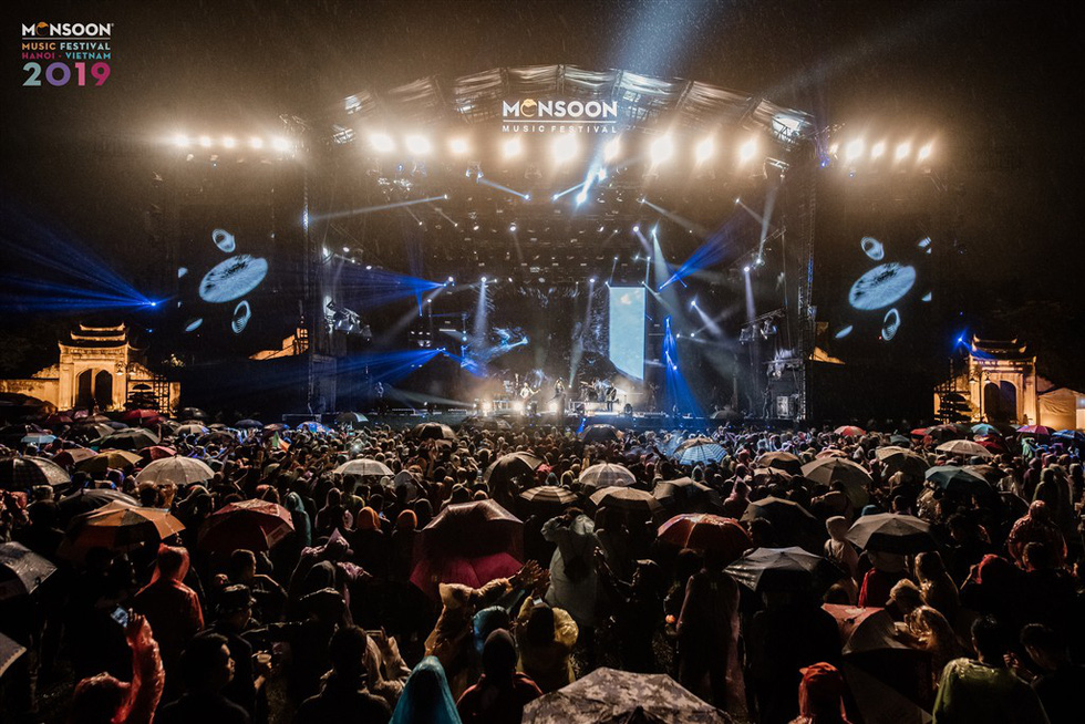 Soaked fans defy rain to party at 2019 Monsoon Music Festival in Hanoi |  Tuoi Tre News