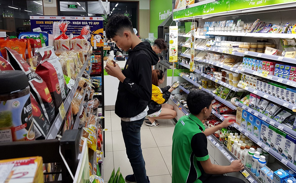 Customers shop for products at a convenience store in Ho Chi Minh City. Photo: Ngoc Hien / Tuoi Tre