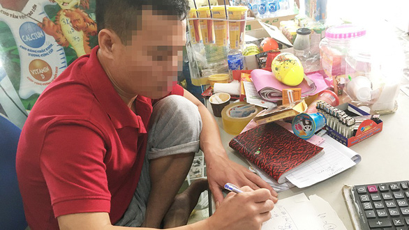 H., a broker for overseas migration, is captured in this photo while talking with Tuoi Tre (Youth) newspaper in Do Thanh Commune, Yen Thanh District, Nghe An Province, Vietnam. Photo: Doan Hoa / Tuoi Tre