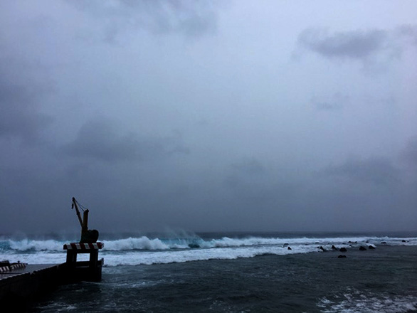 Big waves, cloudy sky with low visibility in Song Tu Tay (Southwest Cay) Island in Vietnam's Truong Sa (Spratly) archipelago, November 9, 2019. Photo: Tuoi Tre