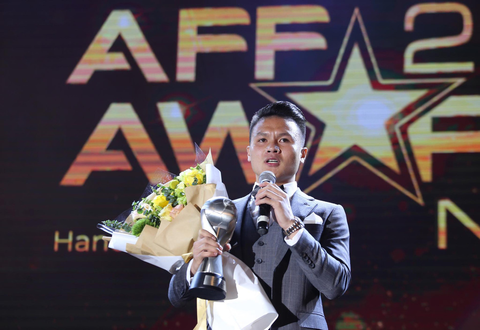Vietnam's midfielder Nguyen Quang Hai receives the men’s Player of the Year at the awards ceremony in Hanoi, November 9, 2019. Photo: Nam Khanh / Tuoi Tre