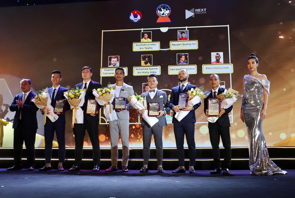 Vietnam's Que Ngoc Hai (2nd left), Dang Van Lam (3rd left), and Nguyen Quang Hai (4th right) are included in the AFF Best 11 at the AFF Cup 2018