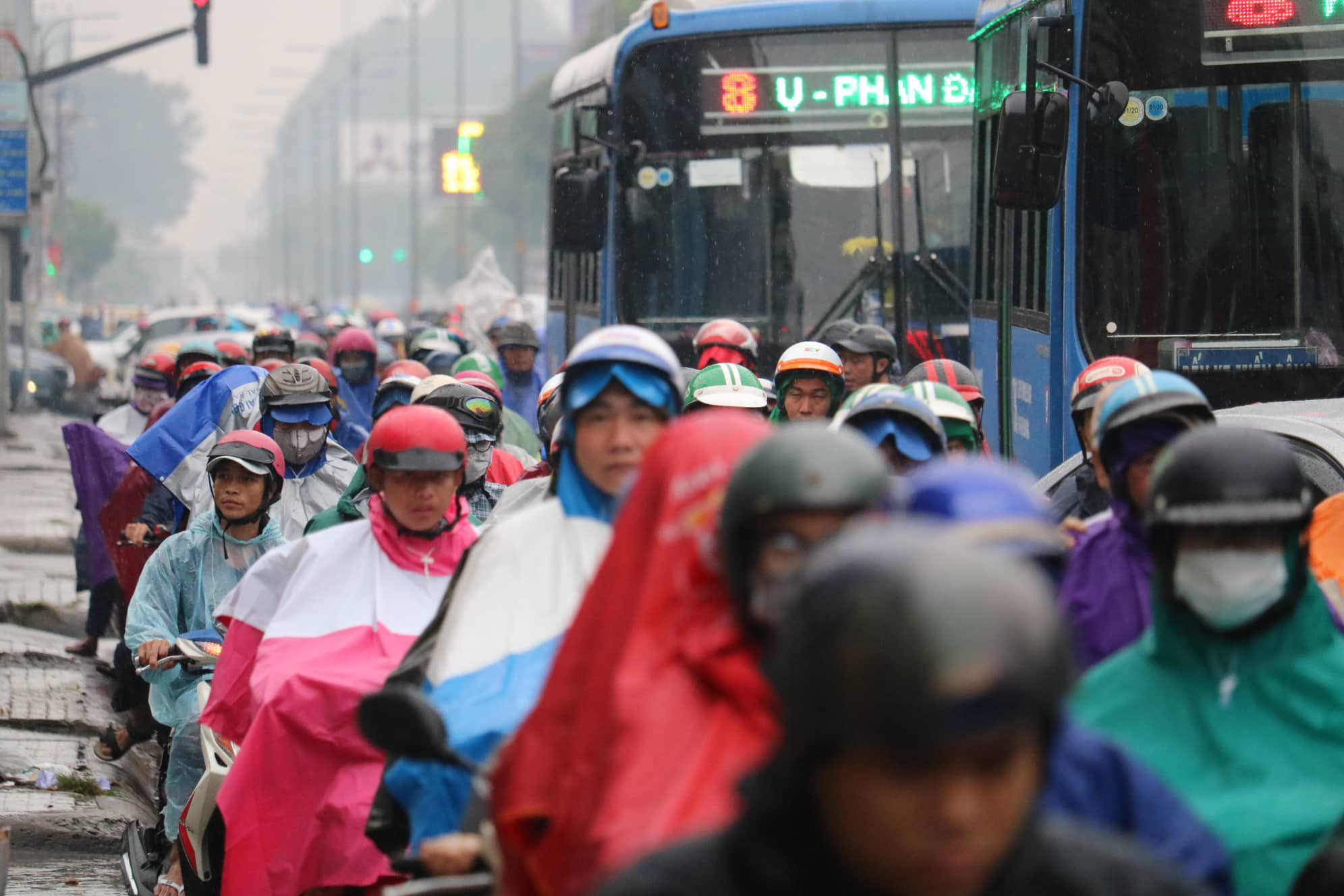 Commuters travel under the rain in Ho Chi Minh City on November 11, 2019. Photo: Ngoc Phuong / Tuoi Tre