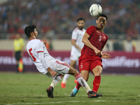 Doan Van Hau (red) vies for possession in Vietnam's FIFA World Cup qualifier against the UAE at My Dinh National Stadium in Hanoi, November 14, 2019. Photo: Tuoi Tre