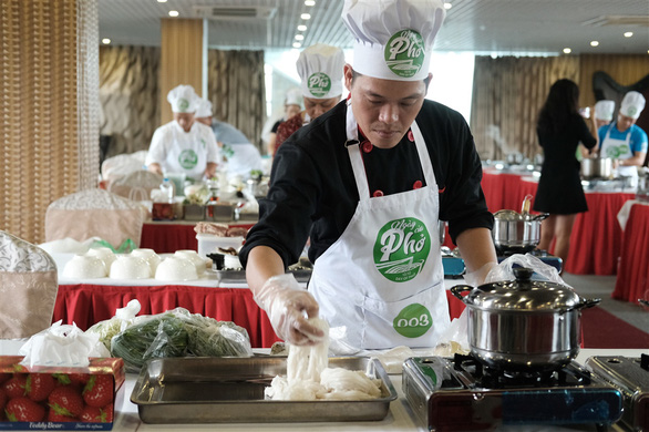 A contestant competes at the qualification round of a cooking contest searching for the best pho chefs in Vietnam held in Hanoi, November 16, 2019. Photo: Mai Thuong / Tuoi Tre
