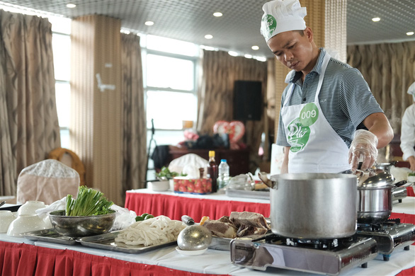 A contestant competes at the qualification round of a cooking contest searching for the best pho chefs in Vietnam held in Hanoi, November 16, 2019. Photo: Mai Thuong / Tuoi Tre
