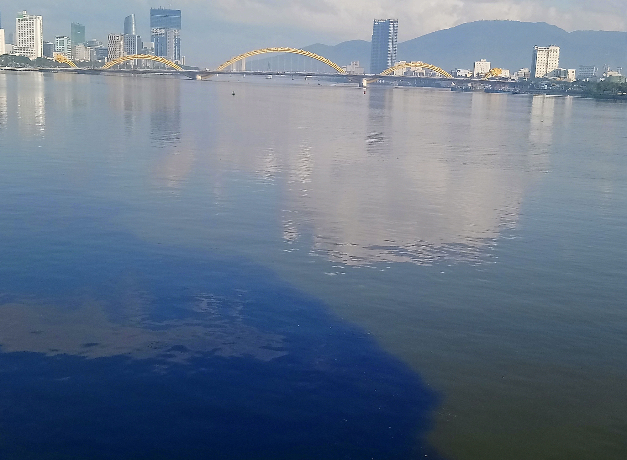 A section of the Han River near Tran Thi Ly Bridge in Da Nang, Vietnam is polluted on November 19, 2019. Photo: V.Hung / Tuoi Tre