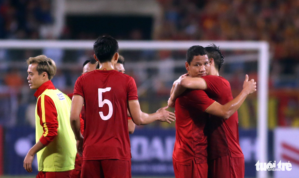 Nguyen Anh Duc hugs a teammate after their scoreless tie against Thailand in the second round of 2022 FIFA World Cup Asian qualifiers in Hanoi, November 19, 2019. Photo: N.K / Tuoi Tre