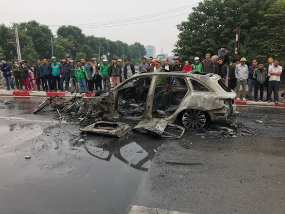 The Mercedes car and motorbike are burnt in the incident in Cau Giay District, Hanoi, Novembr 20, 2019. Photo: Van Thanh/ Tuoi Tre