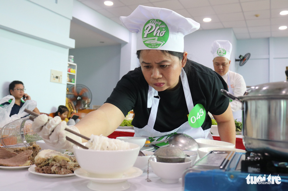 A contestant competes in the qualification round of a cooking contest searching for the best pho chefs in Vietnam held in Ho Chi Minh City, November 23, 2019. Photo: Quang Dinh / Tuoi Tre