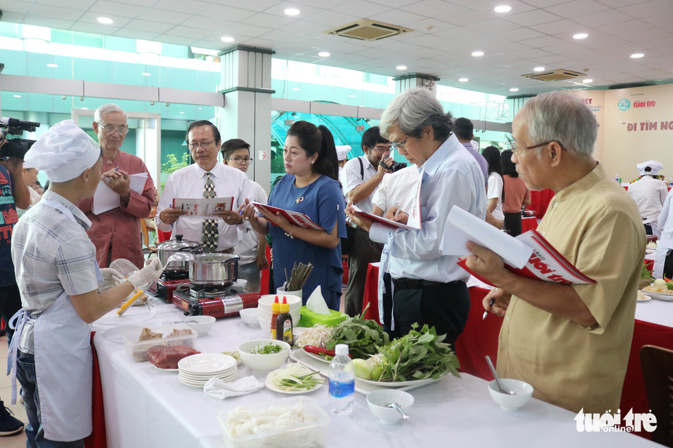The judges question a contestant in the qualification round of a cooking contest searching for the best pho chefs in Vietnam held in Ho Chi Minh City, November 23, 2019. Photo: Quang Dinh / Tuoi Tre