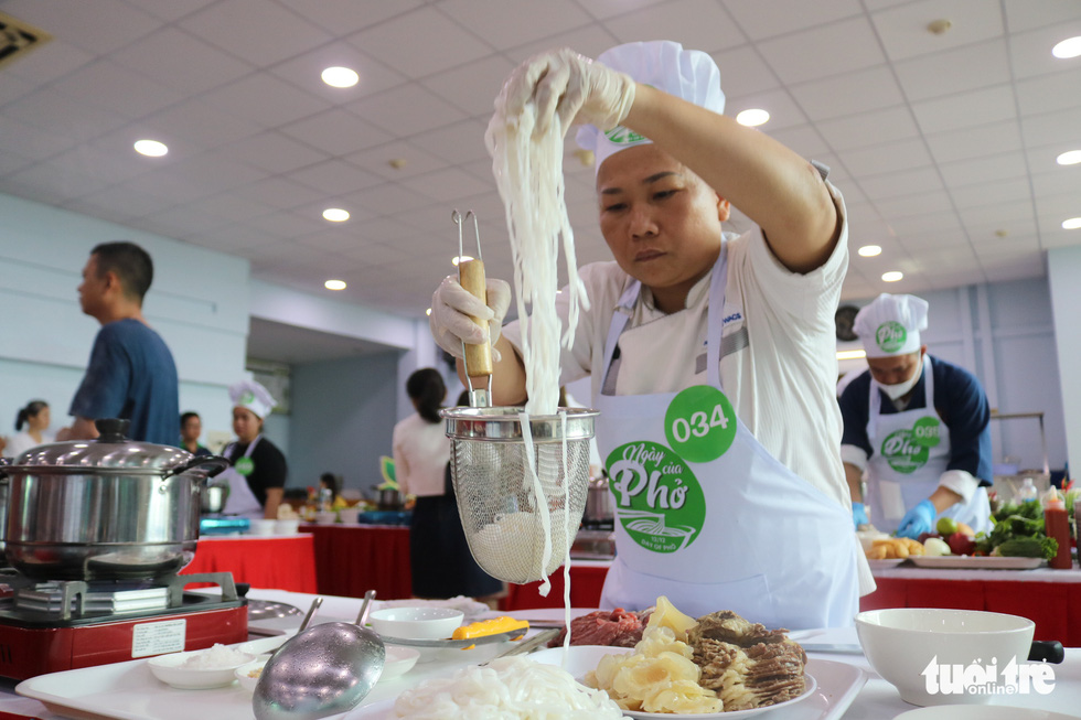 A contestant competes in the qualification round of a cooking contest searching for the best pho chefs in Vietnam held in Ho Chi Minh City, November 23, 2019. Photo: Quang Dinh / Tuoi Tre