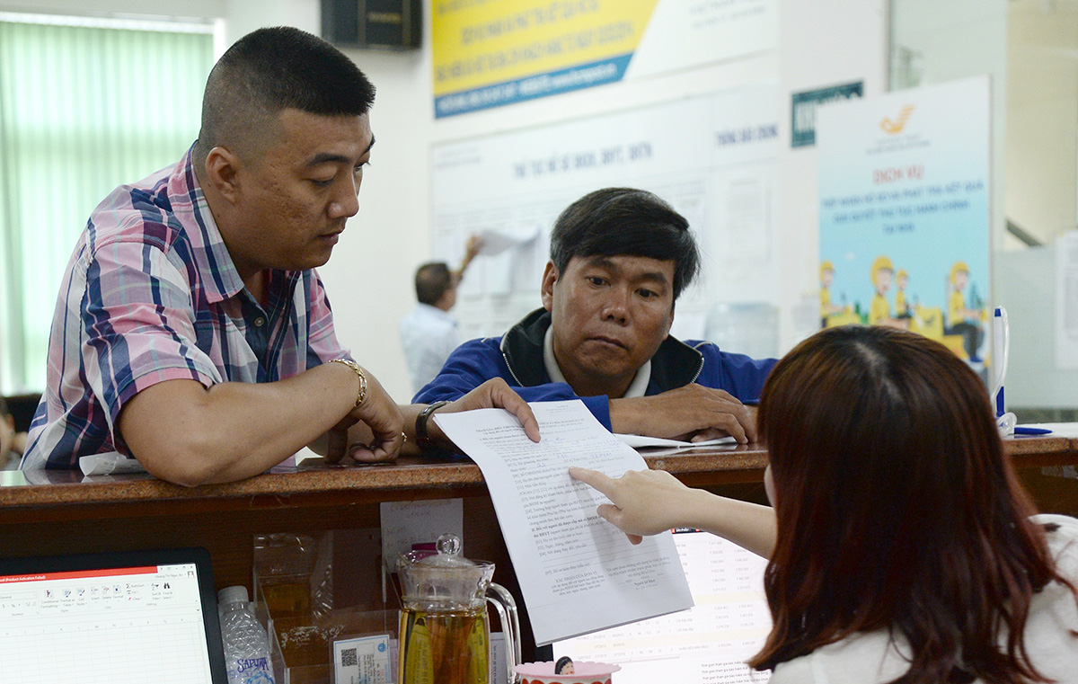 Residents register to join the national social insurance program in Vietnam. Photo: Quang Dinh / Tuoi Tre