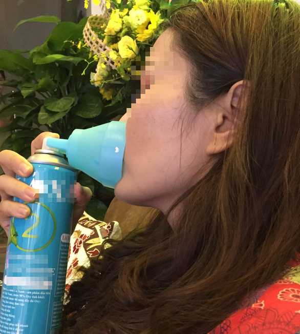 Vietnamese people resort to portable oxygen cylinders for respite from smog