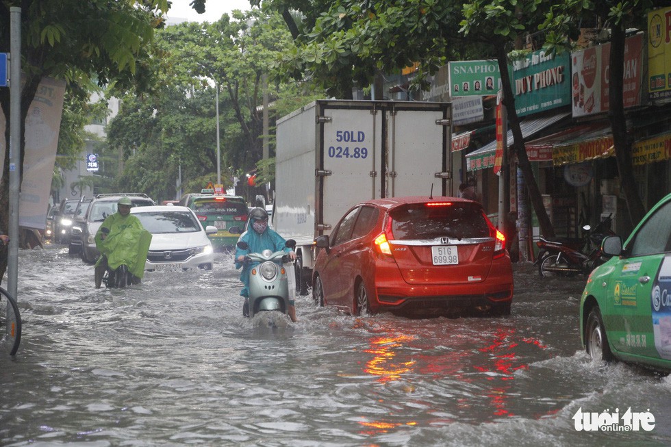 High tide to sink Ho Chi Minh City while cold snap chills northern Vietnam