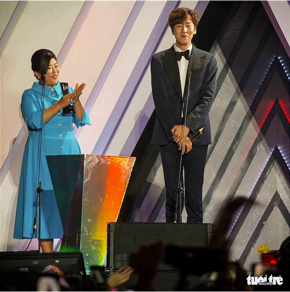 South Korean actor Lee Kwang Soo (R) and actress Lee Jeong Eun receive the Scene Stealer prize at the Asia Artist Award 2019 in Hanoi, Vietnam. Photo: Nguyen Hien / Tuoi Tre