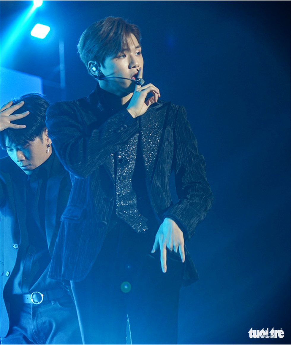 South Korean singer Kang Daniel performs his latest single ‘Touchin’ for the first time on stage at the Asia Artist Awards 2019. Photo: Nguyen Hien / Tuoi Tre