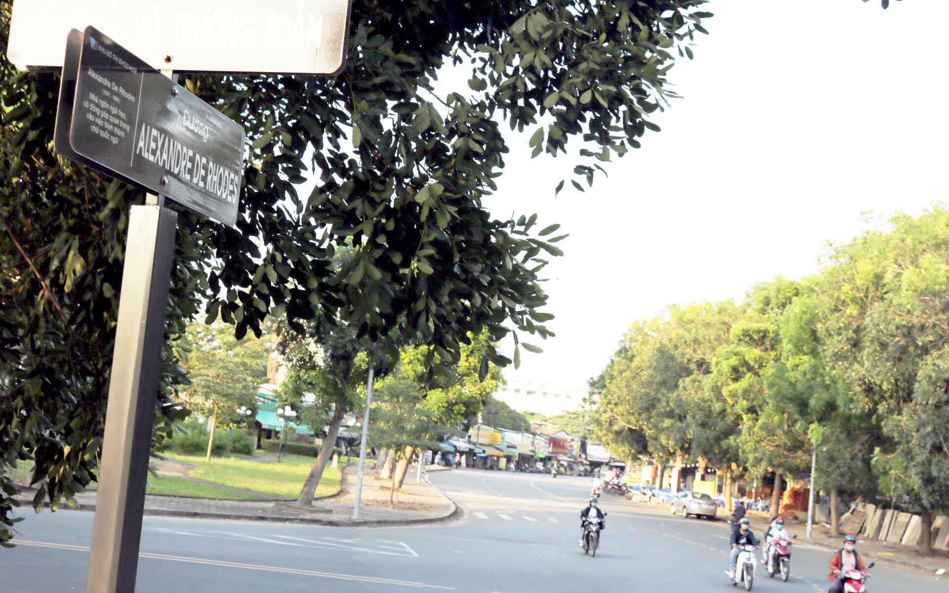 A street name sign of the Alexandre de Rhodes Street within a Vietnam National University campus in Thu Duc District, Ho Chi Minh City. Photo: Hoang Anh / Tuoi Tre