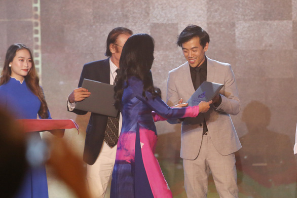 Leon Le receives the Award for Best Director in Feature Film at the awards ceremony night of the Vietnam Film Festival 2019 in Ba Ria-Vung Tau, November 27. Photo: Gia Tien / Tuoi Tre