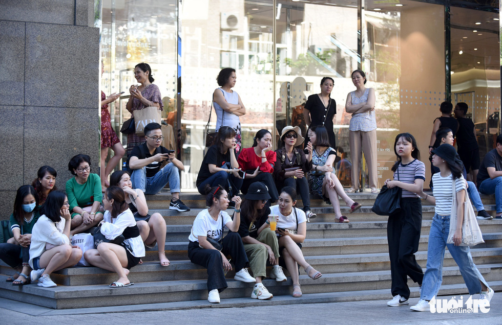 People wait outside Vincom Center in District 1, Ho Chi Minh City on November 29, 2019. Photo: Duyen Phan / Tuoi Tre