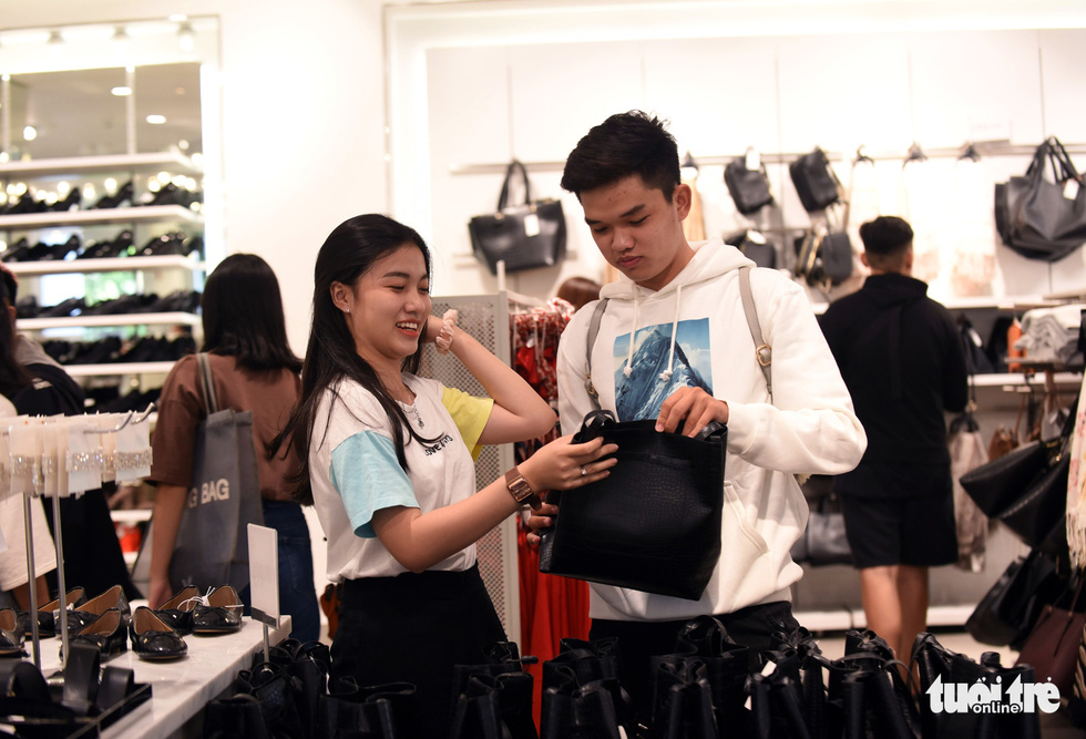 A couple shops for bags at a store inside Vincom Center in District 1, Ho Chi Minh City on November 29, 2019. Photo: Duyen Phan / Tuoi Tre