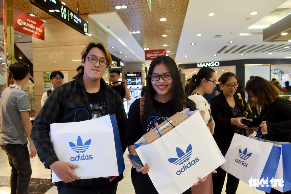 A couple shops at a store inside Vincom Center in District 1, Ho Chi Minh City on November 29, 2019. Photo: Duyen Phan / Tuoi Tre