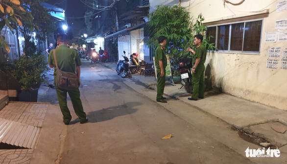 Police officers work at the scene of a deadly fight in Binh Thanh District, Ho Chi Minh City on November 29, 2019. Photo: Minh Hoa / Tuoi Tre